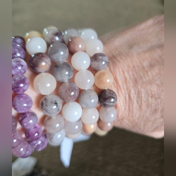 🐰SALE🥳 10mm Lavendar Quartz Bracelet - Picture 6 of 6